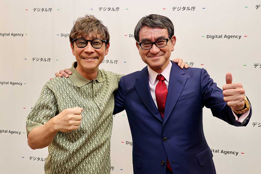 未来の介護業界について議論した前澤友作氏（左）と河野太郎デジタル大臣