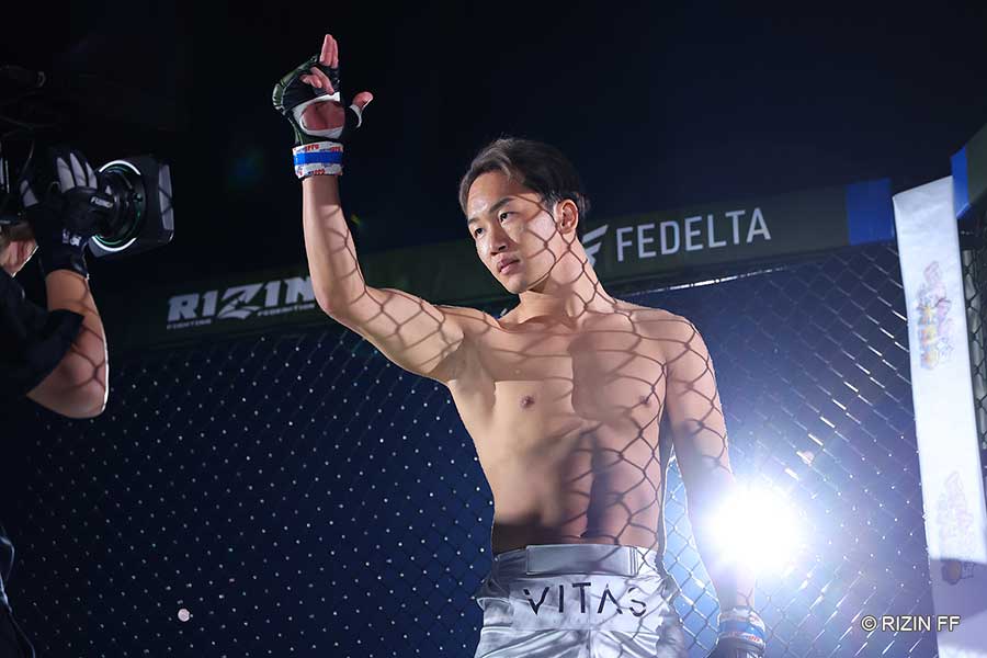 入場し、ポーズを決める朝倉未来【写真：(C)RIZIN FF】