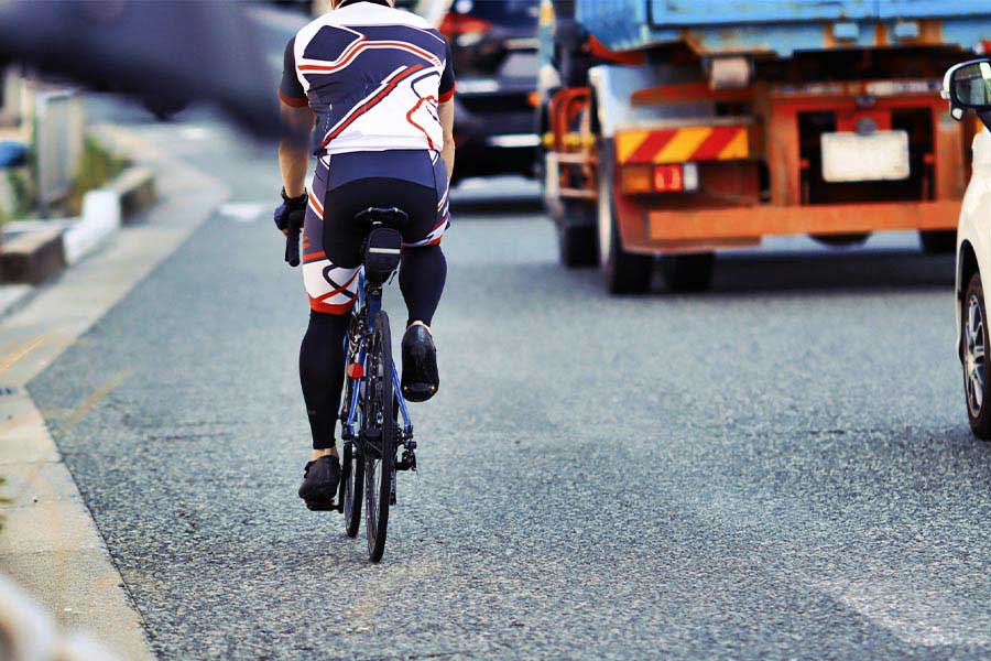 車と自転車を巡る交通マナーは悩ましい（写真はイメージ）【写真：写真AC】
