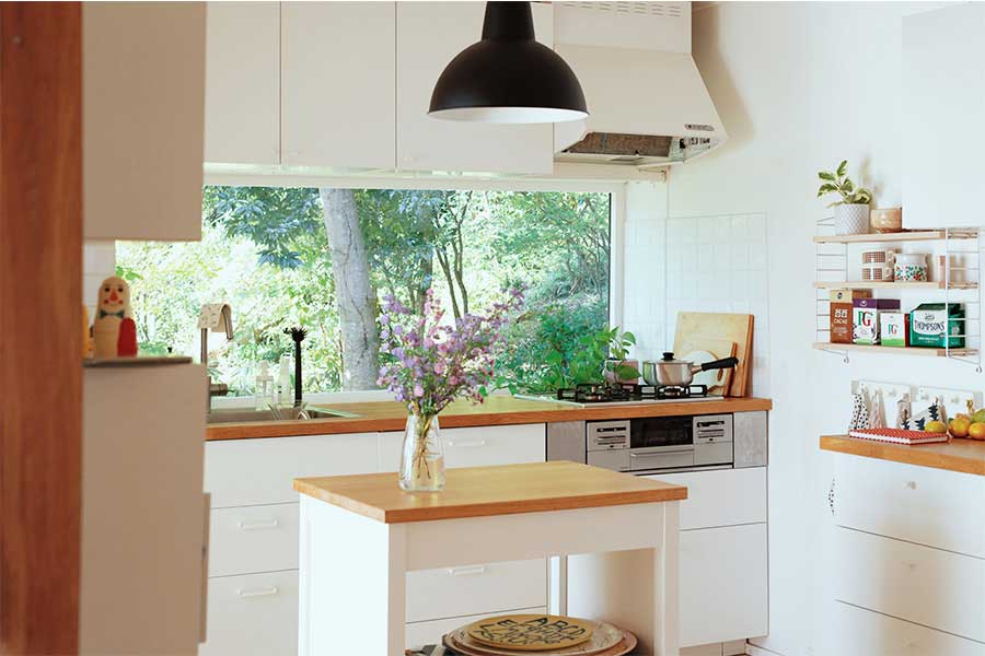 キッチンはイケア製。DIYで大きな窓を取りつけた【写真：『居心地のいい場所は自分でつくる 北欧の日常、自分の暮らし』より、撮影／松浦摩耶】