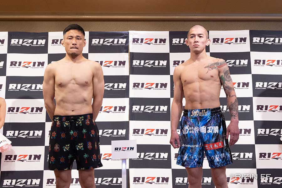 山本琢也（左）と横山武司【(C)RIZIN FF】