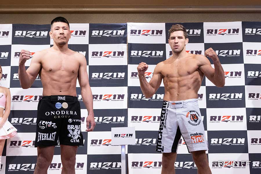 岸本篤史（左）とビクター・コレスニック【(C)RIZIN FF】