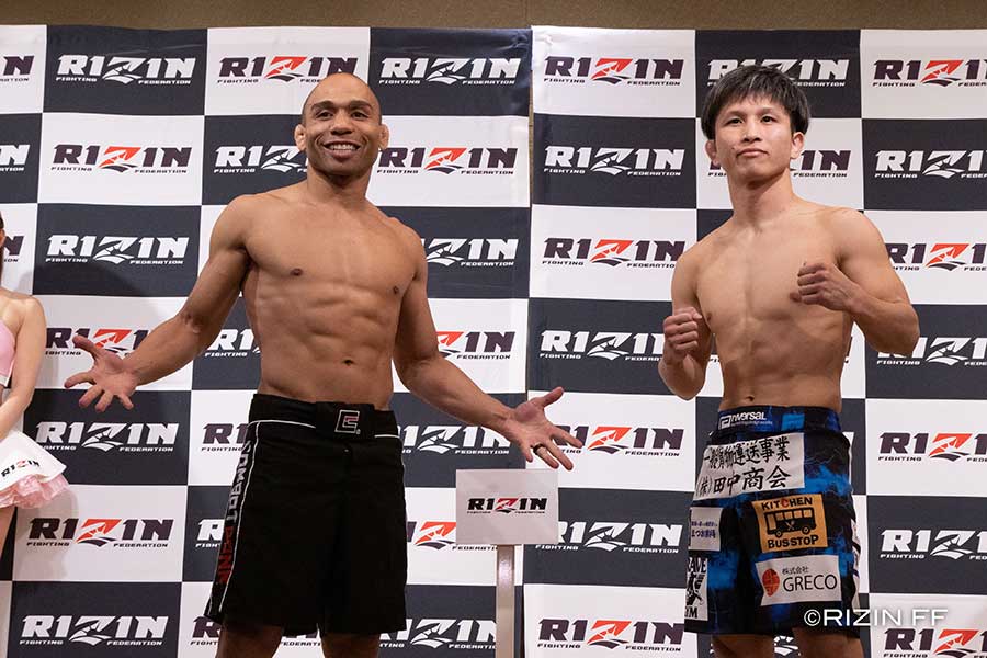 ジョン・ドッドソン（左）と竿本樹生（【(C)RIZIN FF】