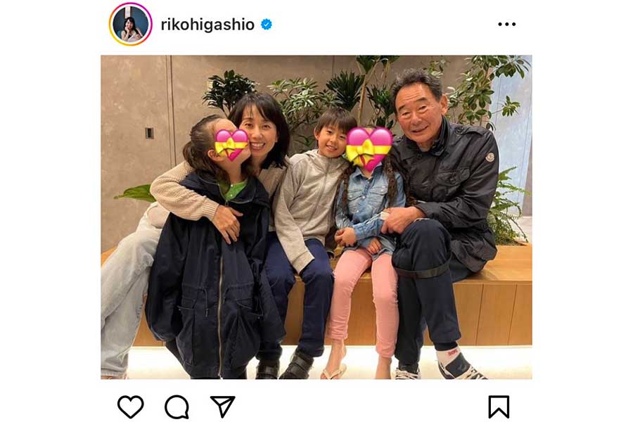 ほほ笑ましい家族写真を投稿した東尾理子（左）【写真：インスタグラム（＠rikohigashio）より】
