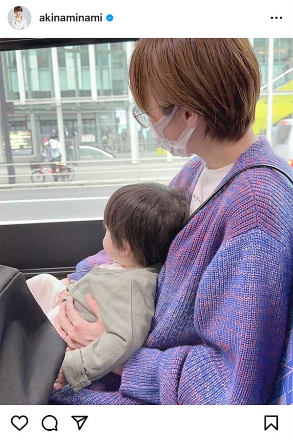 バスに乗車した南明奈【写真：インスタグラム（@akinaminami）より】