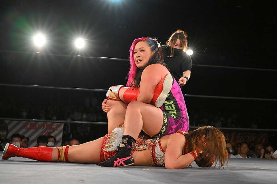 強すぎる女子プロレスラー・橋本千紘の片逆エビ固め【写真：(C)Sareee-ISM】