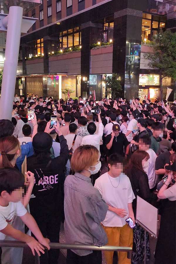 多くの格闘技ファンが東急歌舞伎町タワーに集まった【写真：ENCOUNT編集部】