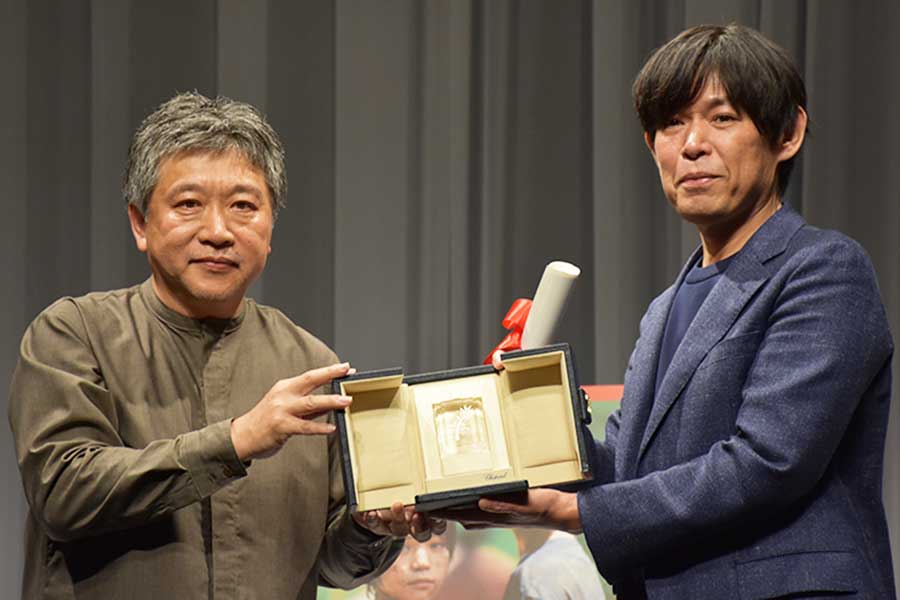 カンヌ国際映画祭で脚本賞の坂元裕二「夢を見ているのかな」　是枝裕和と笑顔で凱旋会見