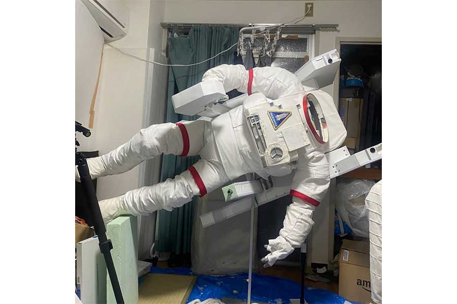 リアルな宇宙服は手作りというからびっくりだ【写真：宇宙飛行士の日常（@utyuiroiro）さん提供】