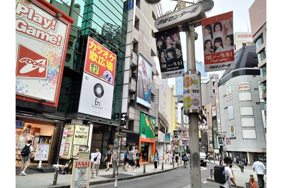 渋谷センター街にはためくIVEのフラッグ【写真：ENCOUNT編集部】