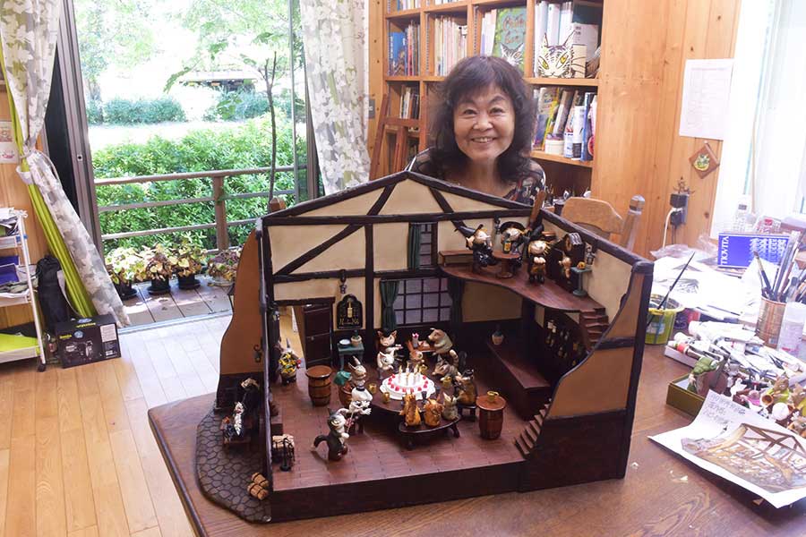 原作者の池田あきこさんはイベントに展示する「ハビーの酒場」を披露した【写真：ENCOUNT編集部】
