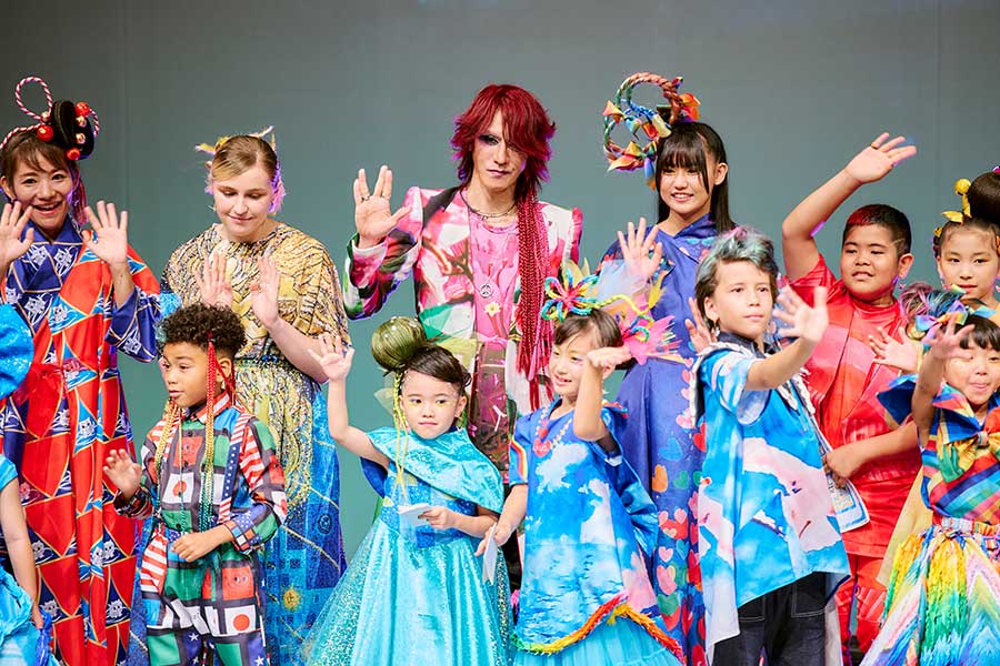 慰霊の日に平和を願うファッションショーで沖縄の子どもたちと共演したSUGIZO（中央）【写真：田辺佳子】