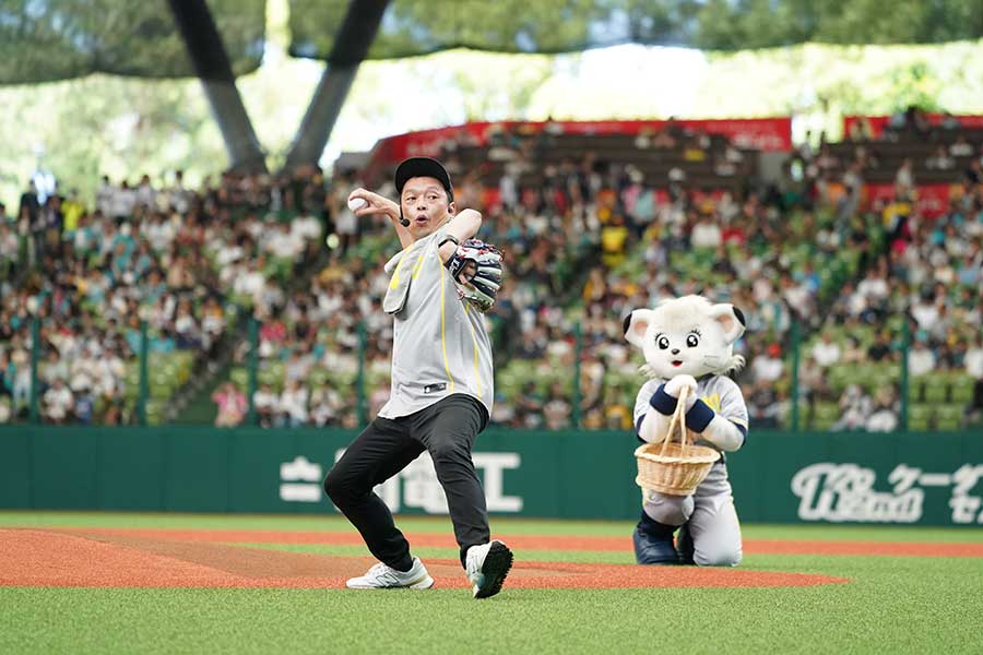 中川家・礼二、始球式でまさかのモノマネ披露　「最高」「笑うしかない」とファン爆笑
