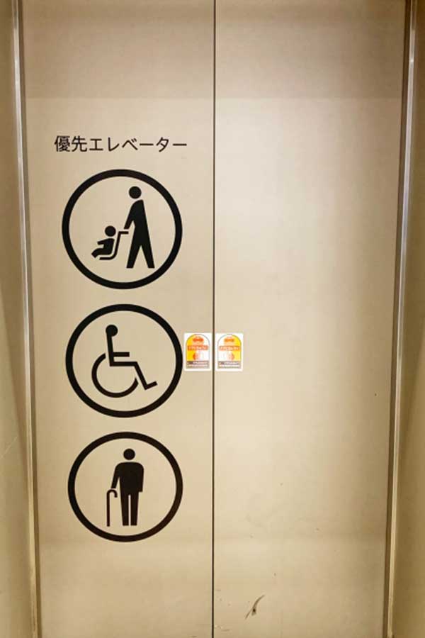 優先エレベーターでのベビーカー利用を巡る投稿が話題に（写真はイメージ）【写真：写真AC】