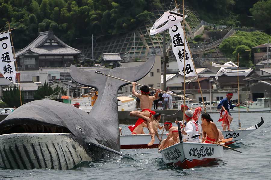 クジラに見立てた船がインパクトある「通くじら祭り」