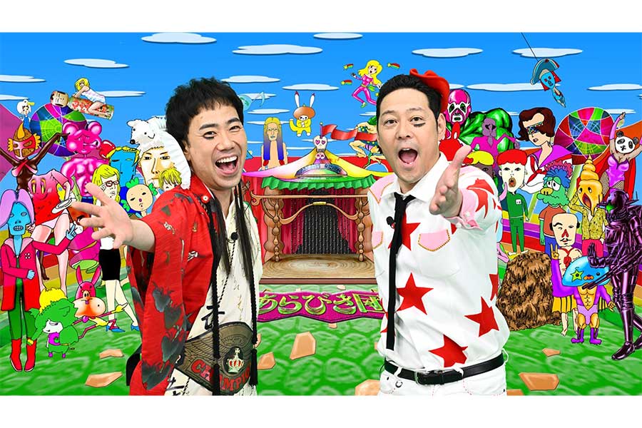 サーカス衣装でMCを務める東野幸治（右）と藤井隆【写真：(C)TBS】
