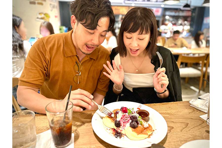 アルコ＆ピースの平子祐希が妻とパンケーキを前にした1枚を公開【写真：ツイッター（@hirako_yuki）より】