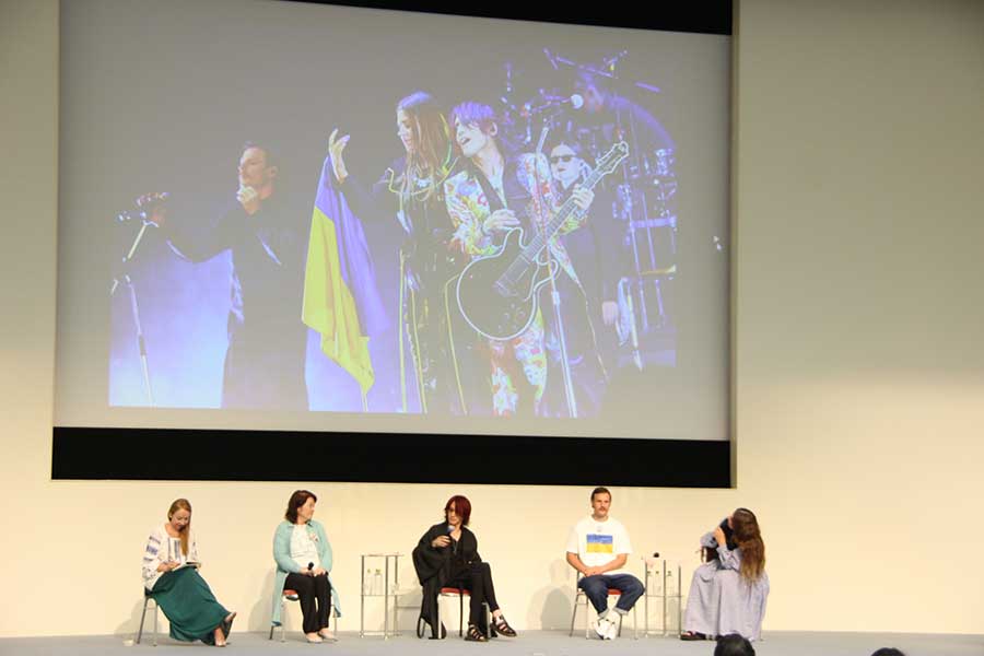 東京・青山で行われたシンポジウム（写真右から）KAZKAメンバー、（中央に）SUGIZO【写真：ENCOUNT編集部】
