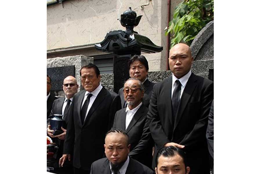 “プロレスの神様”カール・ゴッチの墓が日本にあるワケ　裏にあったアントニオ猪木さんの尽力