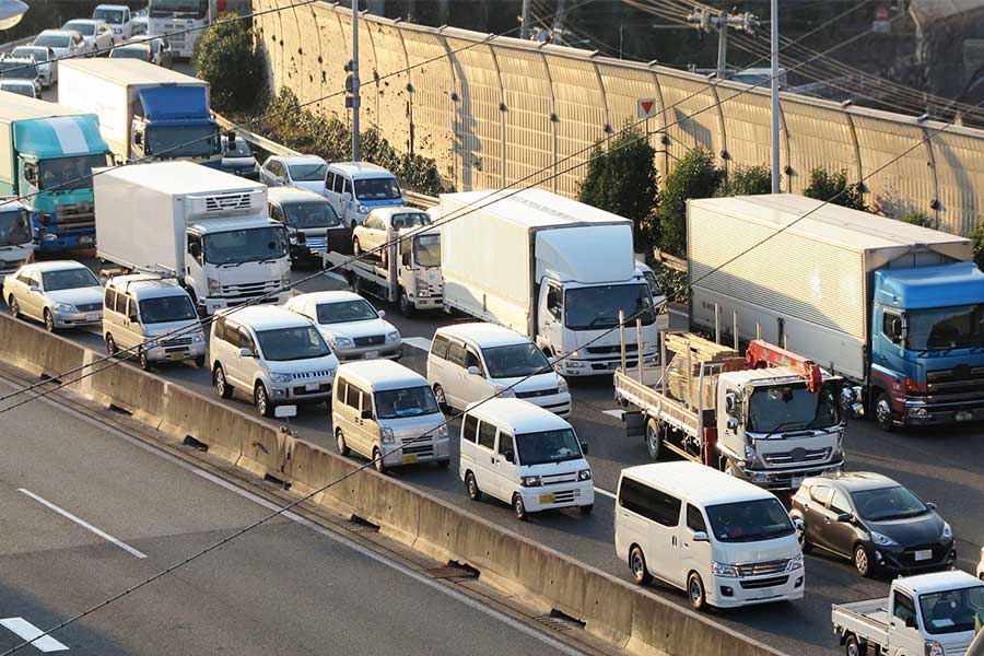 日頃から渋滞の中を走るトラックドライバーのトイレ事情は非常に悩ましい（写真はイメージ）【写真：写真AC】