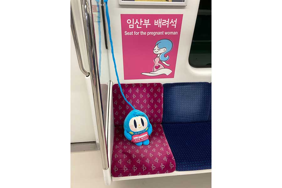 韓国の鉄道、優先席にぬいぐるみがおかれている理由　視覚的に効果「凄くいいアイディアだな」「これ素晴らしい」