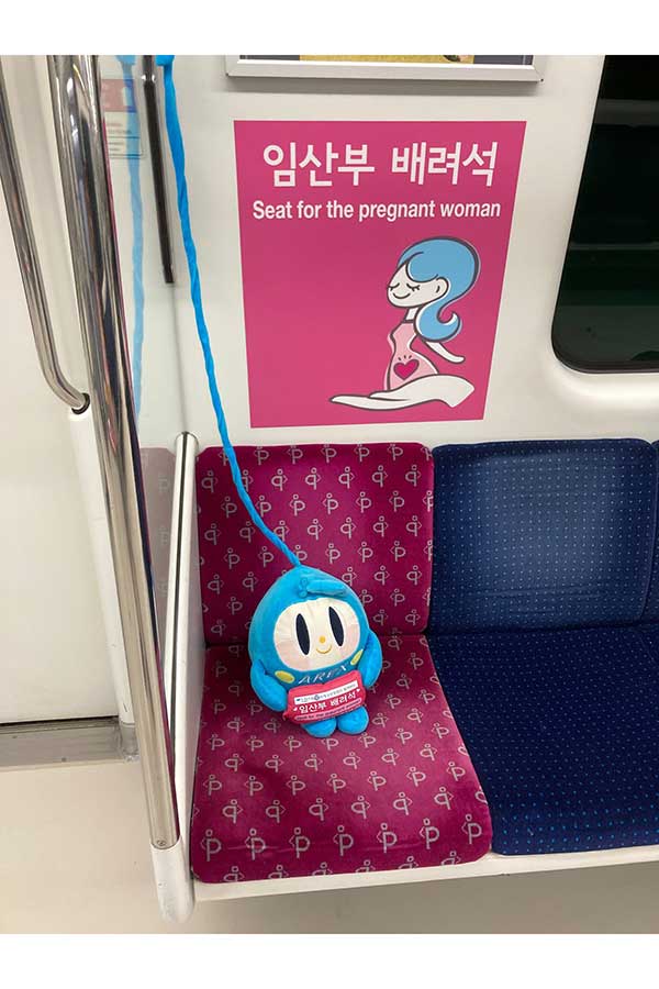 ぬいぐるみが置かれた韓国の『妊産婦配慮席』【写真：ツイッター（@satoappa）より】