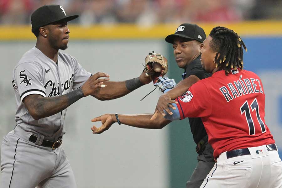 MLBの試合中にカウンター右フック炸裂　野球選手が放った恐怖の一発が話題「クレイジーKO」