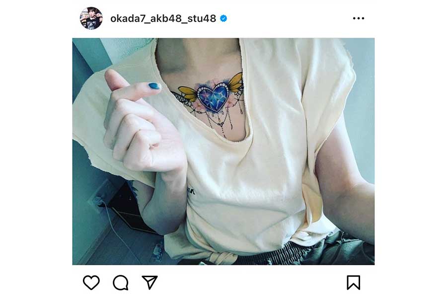 岡田奈々が公開した胸元にある“タトゥー”【写真：インスタグラム（@okada7_akb48_stu48）より】