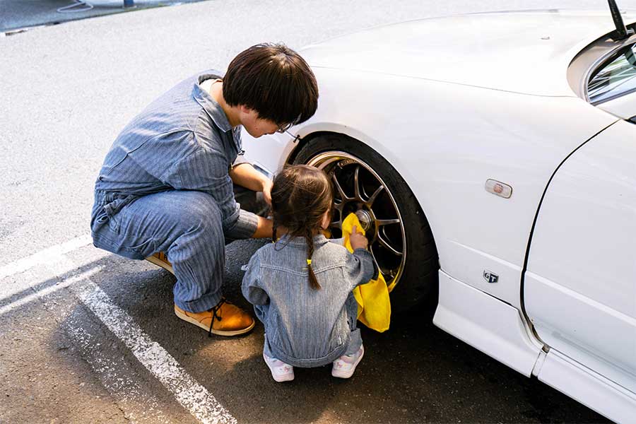 妻（@kyuko_photo）が撮影したという父娘スカイライン洗車シーン【写真：とも（@Tomota_1988）さん提供】