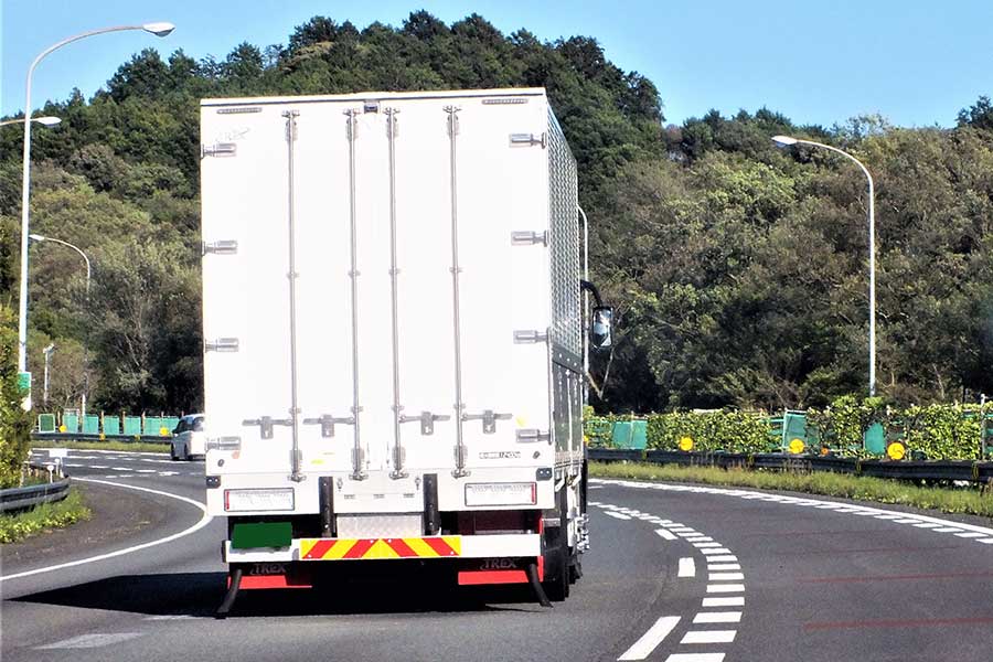 「白ナンバー」トラックの過積載　中田譲治の投稿にネット戦慄「この後ろは走りたくない」