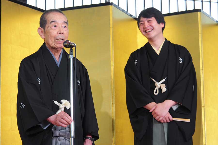 真打ち昇進披露宴であいさつする林家木久扇（左）と林家木りん【写真：ENCOUNT編集部】