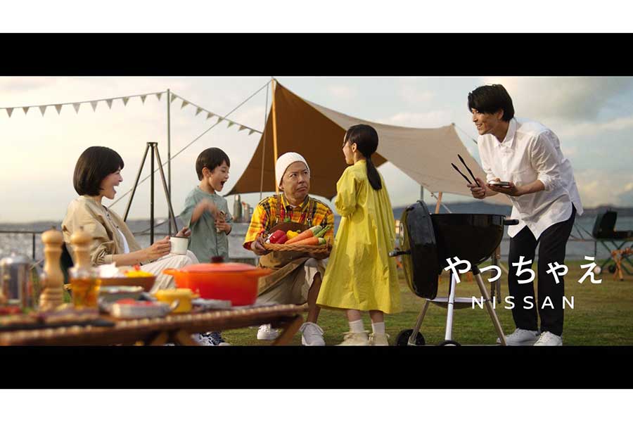 日産「ルークス」のＣＭにカメオ出演しているケツメイシ・RYO（中央）