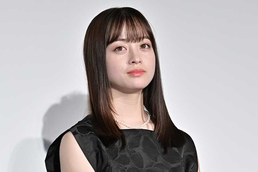 橋本環奈、“赤ずきん”姿のオフショットが公開　「お人形さんみたい」一方で「魔女に見えちゃうw」の声も