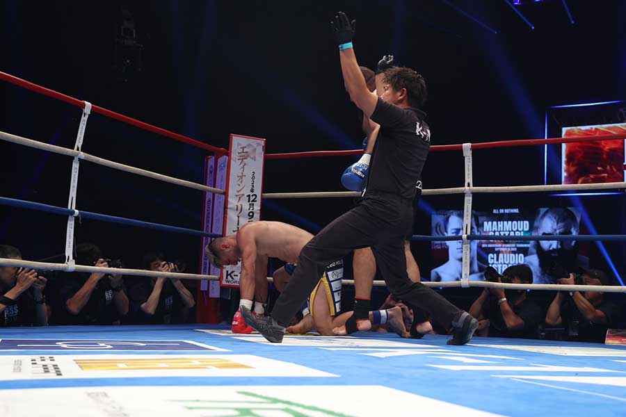 1R・TKO負けを喫したサッタリ（左）【写真：山口比佐夫】