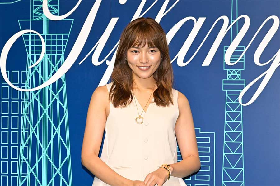 川口春奈、ティファニーは「特別な思い出あるブランド」　シャンパンゴールドのパンツスーツで登場