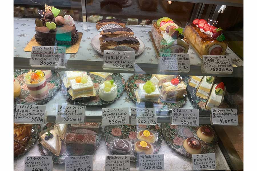おいしそうなケーキが並ぶガラスケース【写真：ツイッター（@Kyoto_karakuri）より】