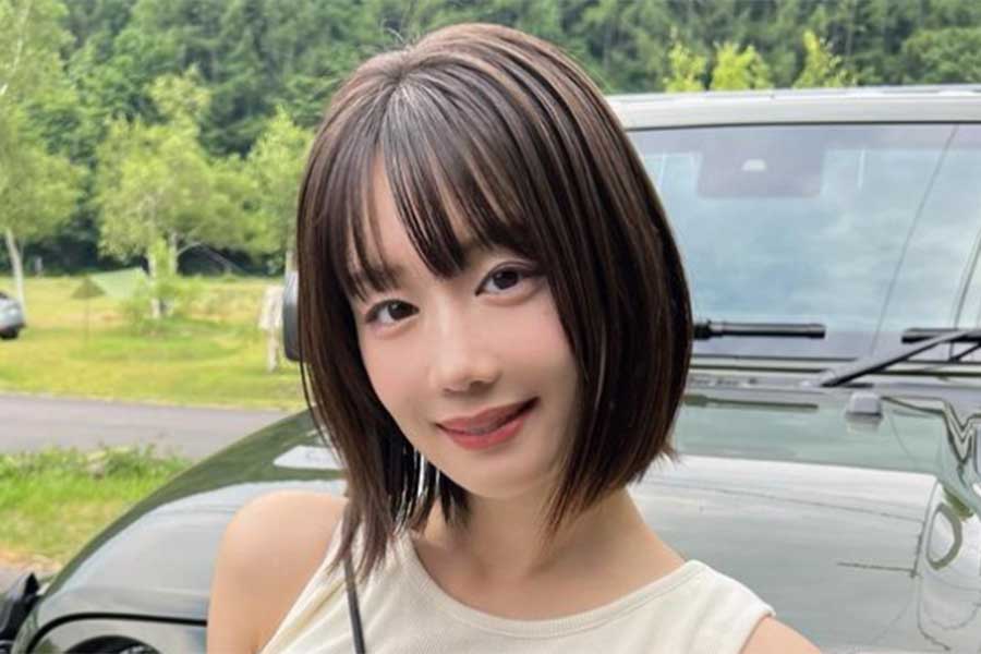 “美しすぎるラウンドガール”新唯、人気国産車の新型を大絶賛「やっぱイケメンすぎる」