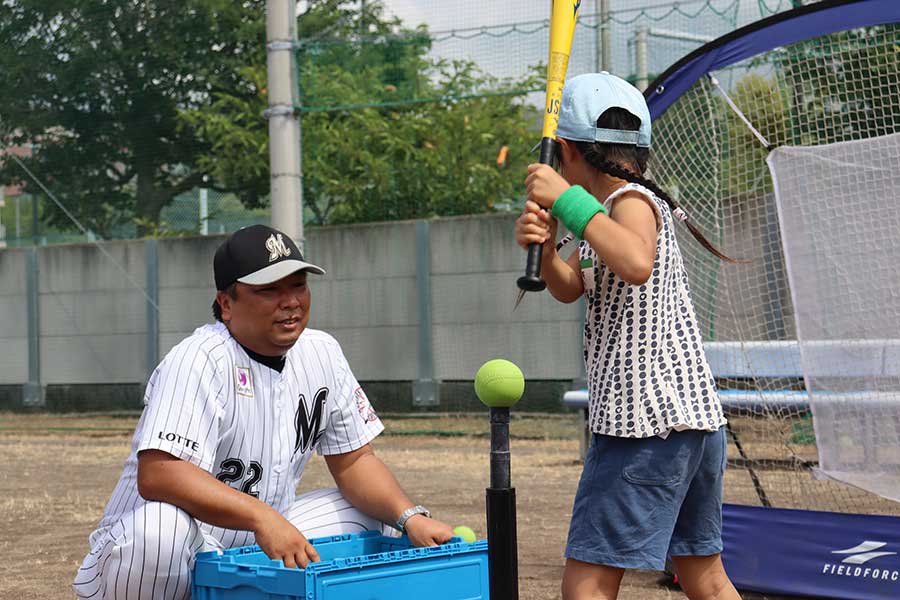 子どもたちに優しく野球を教える里崎智也氏【写真：ENCOUNT編集部】