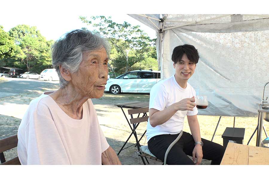 テントカフェで患者と触れ合う医師・森徳郎氏（右）【写真：(C)NHK】