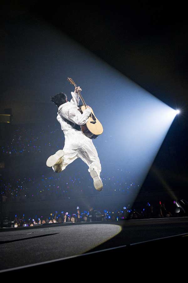 アコースティックギターを手にハイジャンプする勇姿に拍手が送られた【写真：Yukitaka Amemiya】