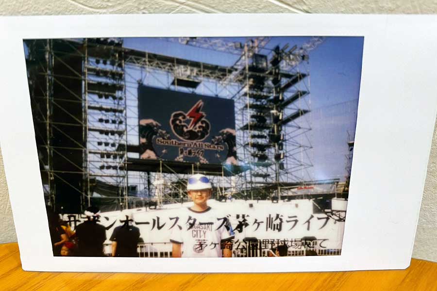 2000年の茅ヶ崎ライブ現場で撮影したという貴重な写真【写真：ENCOUNT編集部】
