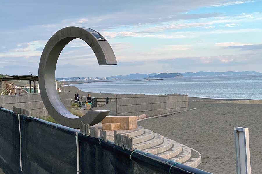 サザンビーチちがさき海水浴場の「サザンC」モニュメントは、茅ヶ崎のシンボルの1つだ【写真：ENCOUNT編集部】