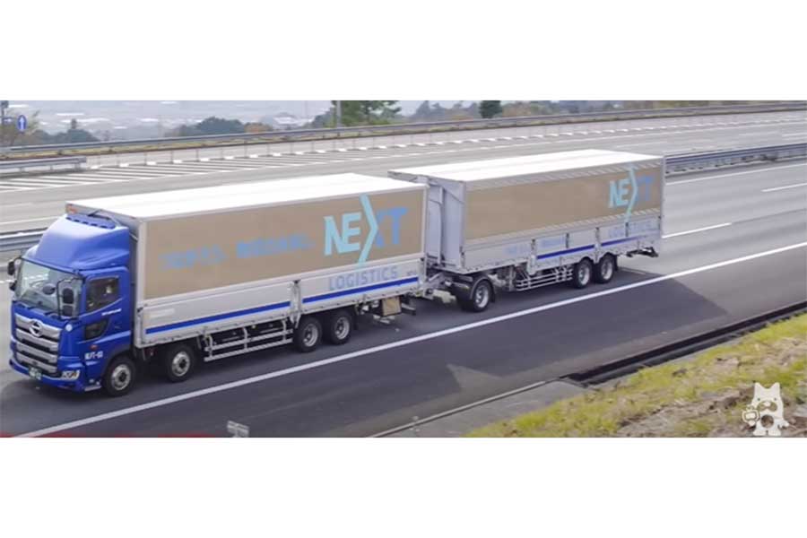 全長25メートルにおよぶダブル連結トラック【写真：YouTube「ABEMAニュース【公式】」より】