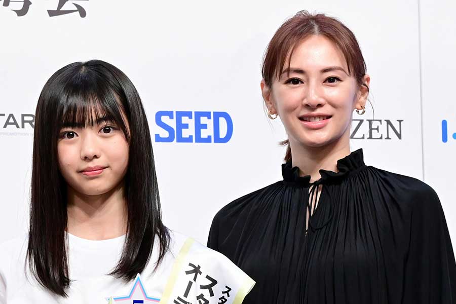 最終選考会に登壇した北川景子（右）と原田花埜さん【写真：ENCOUNT編集部】