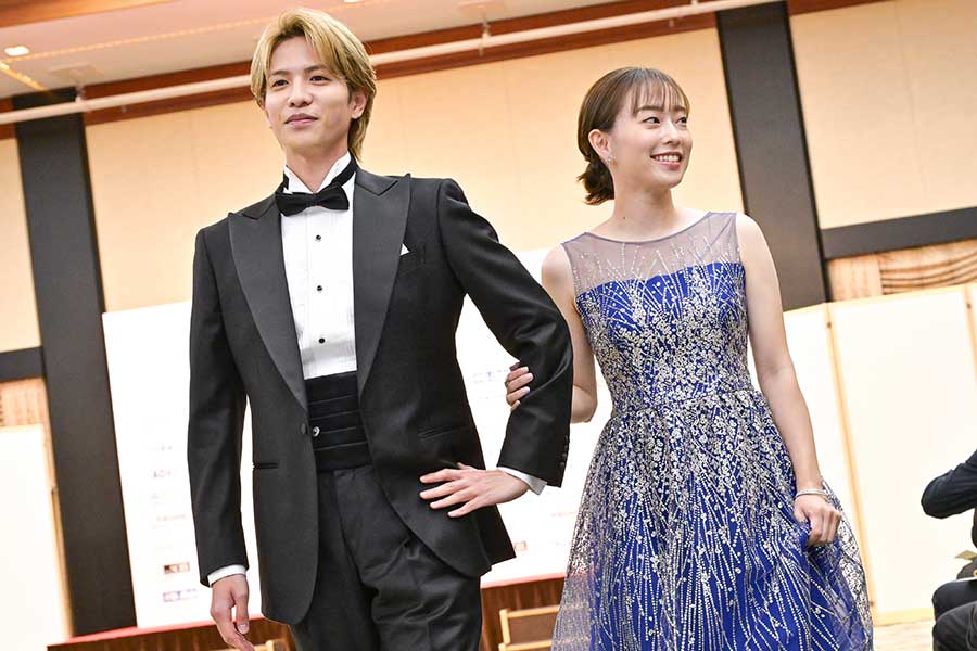 志尊淳、フォーマルウェアは「ゆくゆくは自分の結婚式で着られたら」　授賞式で石川佳純をエスコート