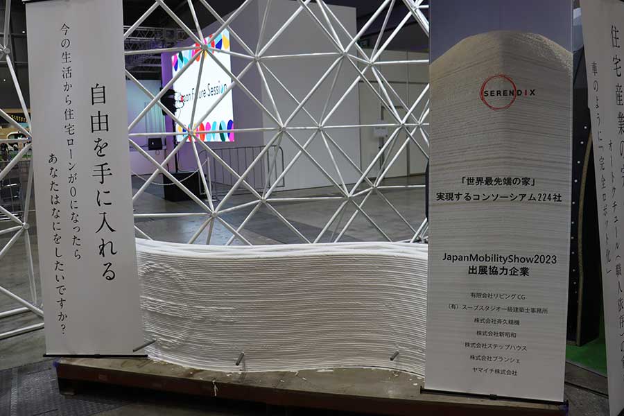 「ジャパンモビリティショー 2023」の出展ブースには建築素材を使用したオブジェが展示された【写真：ENCOUNT編集部】