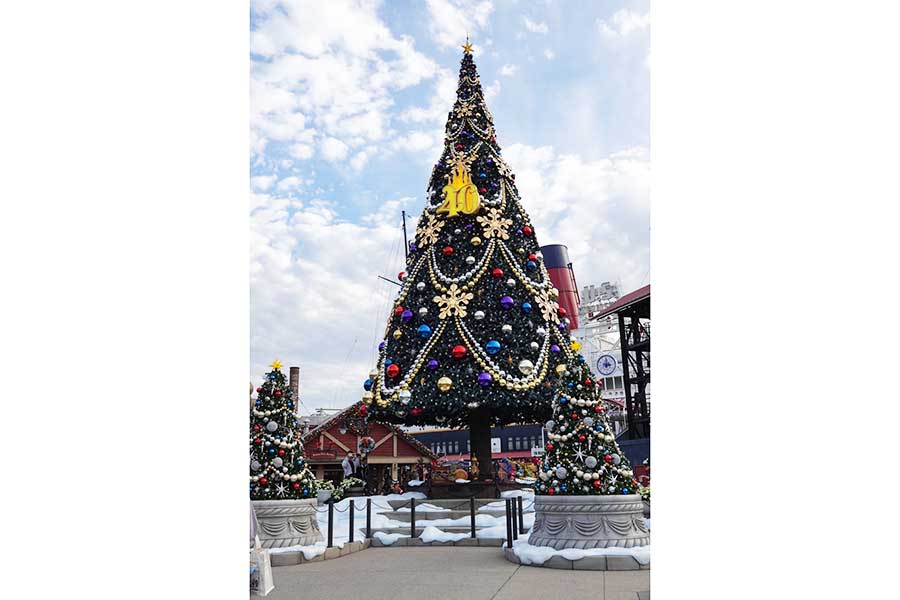 東京ディズニーシー、4年ぶりに巨大クリスマスツリー登場　細かな演出に注目
