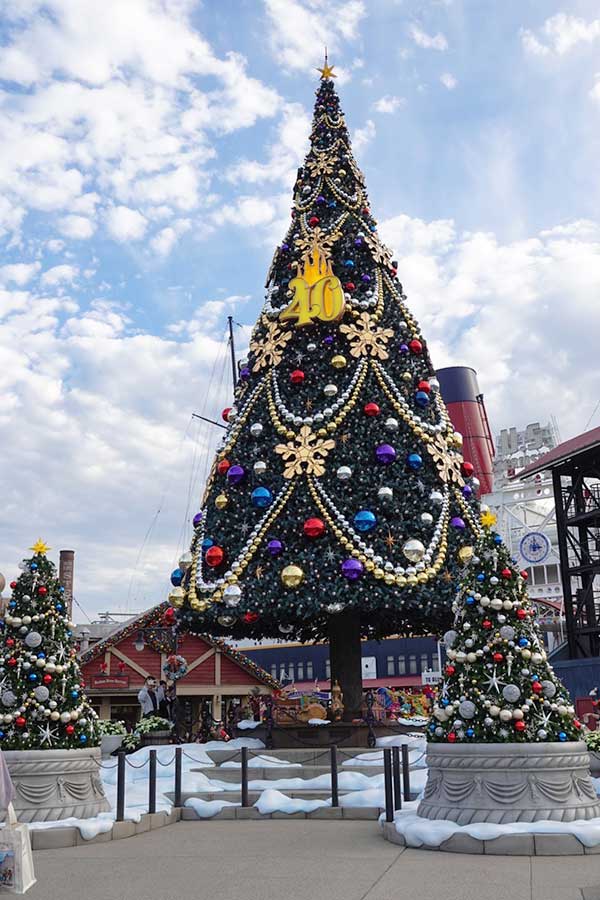東京ディズニーシーには4年ぶりに巨大なクリスマスツリーが登場【写真：(C)Disney】