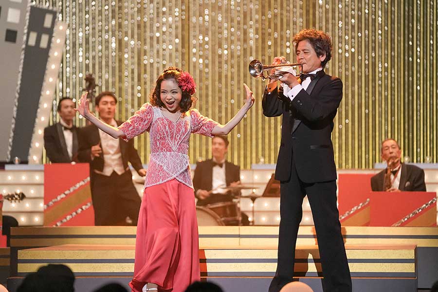 ステージで歌うスズ子を演じる趣里【写真：(C)NHK】