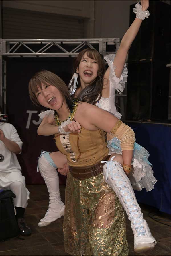 復帰戦では瑞希（右）とタッグを組んだ【写真提供：東京女子プロレス】